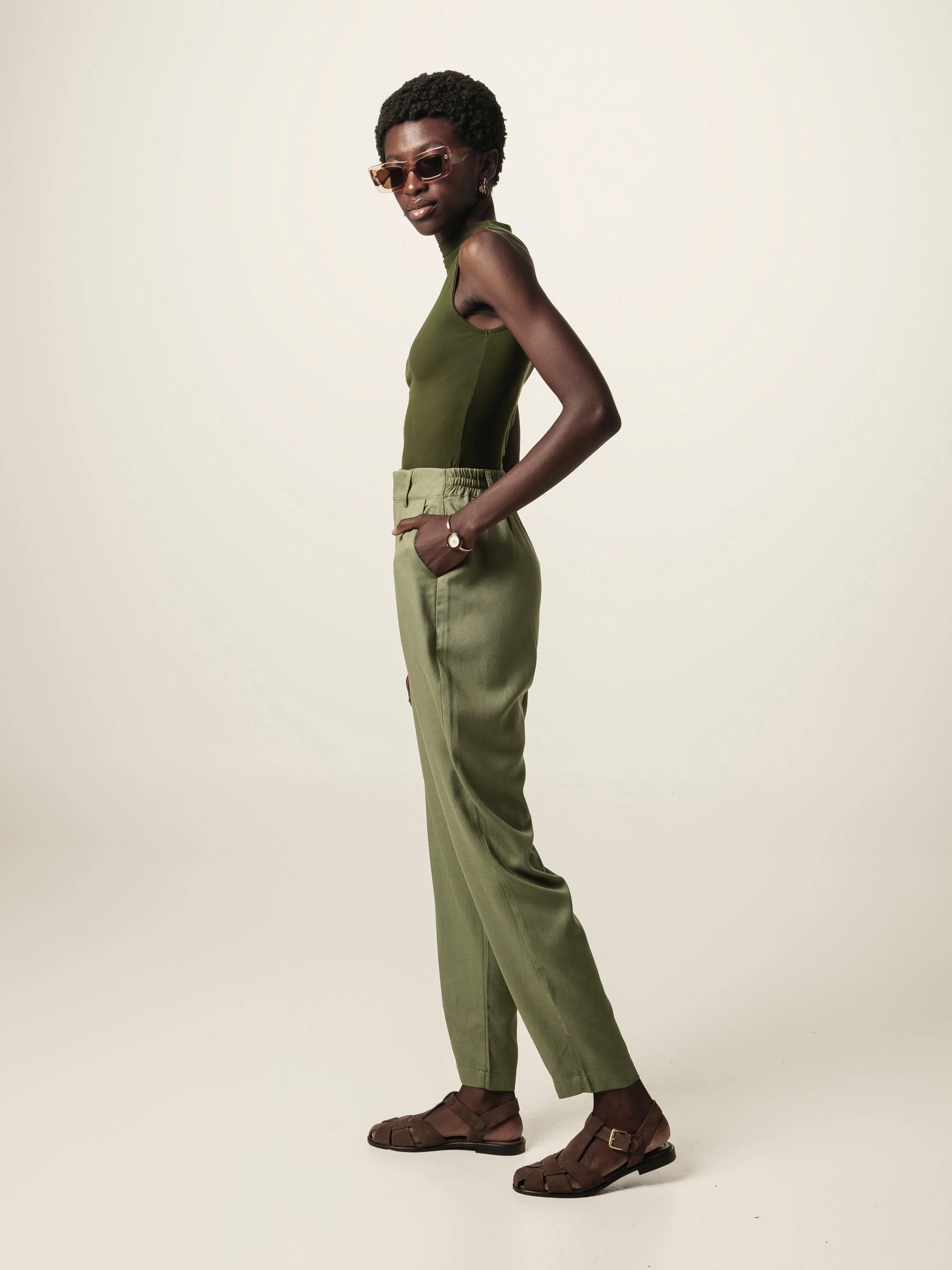 Calça Alfaiataria Slouchy Íris de Linho e Viscose FSC™ Marrom Escuro. Compre online moda sustentável e atemporal na Minimadeia, marca slow fashion de roupas femininas. Foto produto JUN26 03