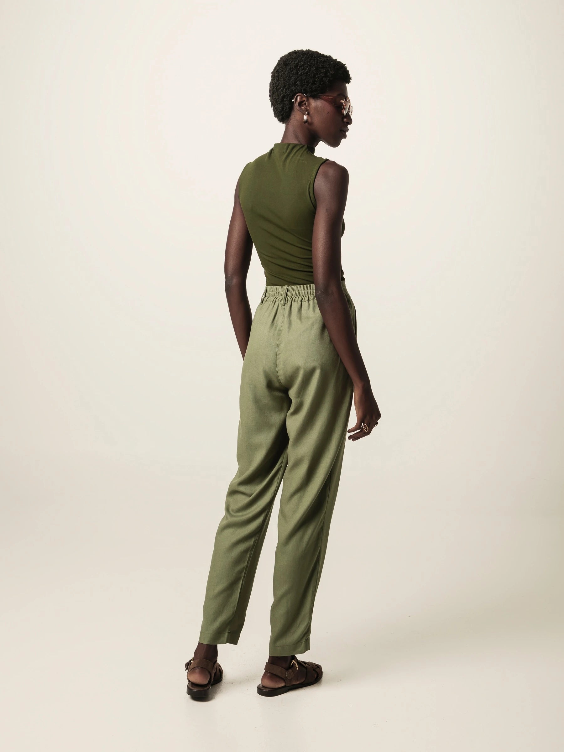 Calça Alfaiataria Slouchy Íris de Linho e Viscose FSC™ Marrom Escuro. Compre online moda sustentável e atemporal na Minimadeia, marca slow fashion de roupas femininas. Foto produto JUN26 04