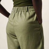 Calça Alfaiataria Slouchy Íris de Linho e Viscose FSC™ Marrom Escuro. Compre online moda sustentável e atemporal na Minimadeia, marca slow fashion de roupas femininas. Foto produto JUN26 06