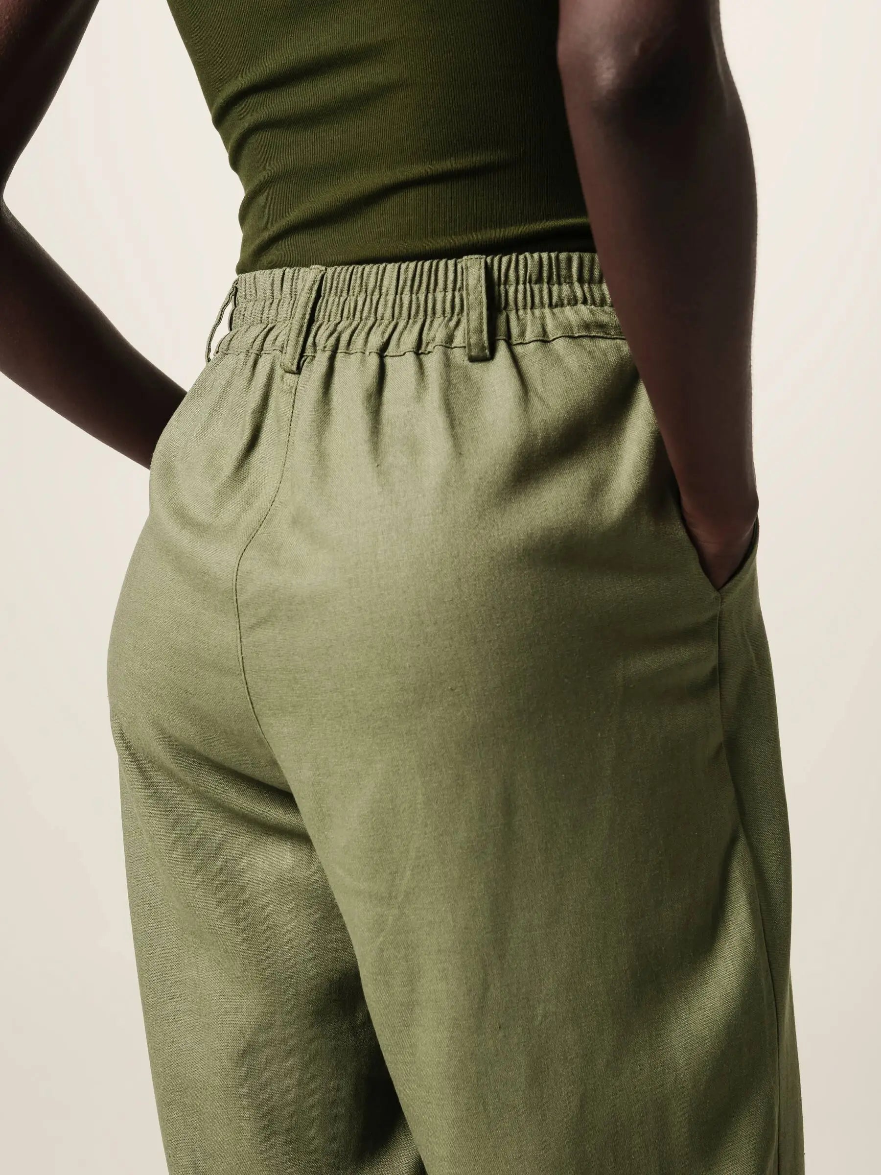 Calça Alfaiataria Slouchy Íris de Linho e Viscose FSC™ Marrom Escuro. Compre online moda sustentável e atemporal na Minimadeia, marca slow fashion de roupas femininas. Foto produto JUN26 06