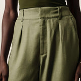 Calça Alfaiataria Slouchy Íris de Linho e Viscose FSC™ Marrom Escuro. Compre online moda sustentável e atemporal na Minimadeia, marca slow fashion de roupas femininas. Foto produto JUN26 08