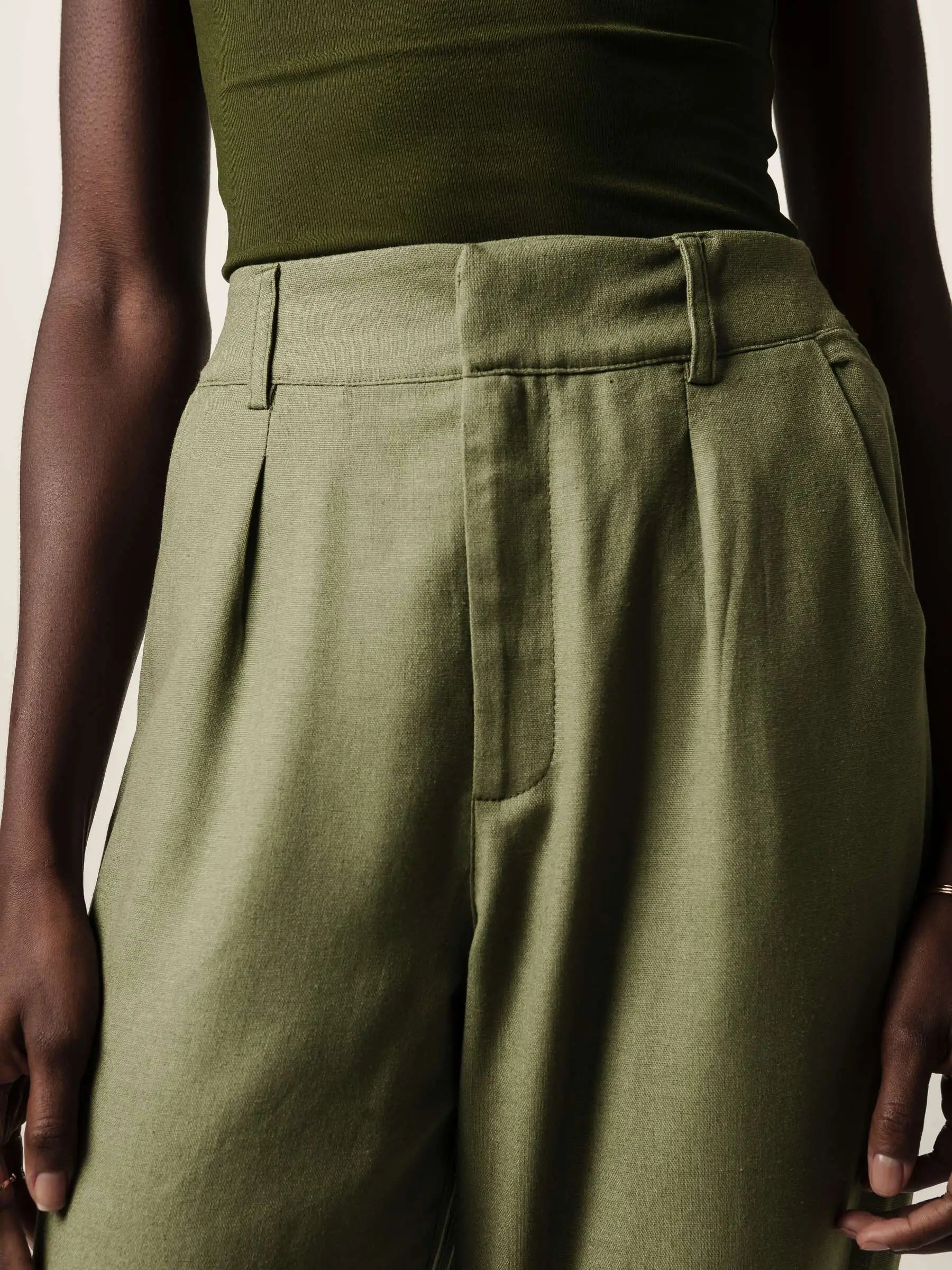 Calça Alfaiataria Slouchy Íris de Linho e Viscose FSC™ Marrom Escuro. Compre online moda sustentável e atemporal na Minimadeia, marca slow fashion de roupas femininas. Foto produto JUN26 08