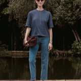 Calça Jeans Reta Araucária Azul Médio Eco Denim™. Compre online moda sustentável e atemporal na Minimadeia, marca slow fashion de roupas femininas. Foto produto SET26 01