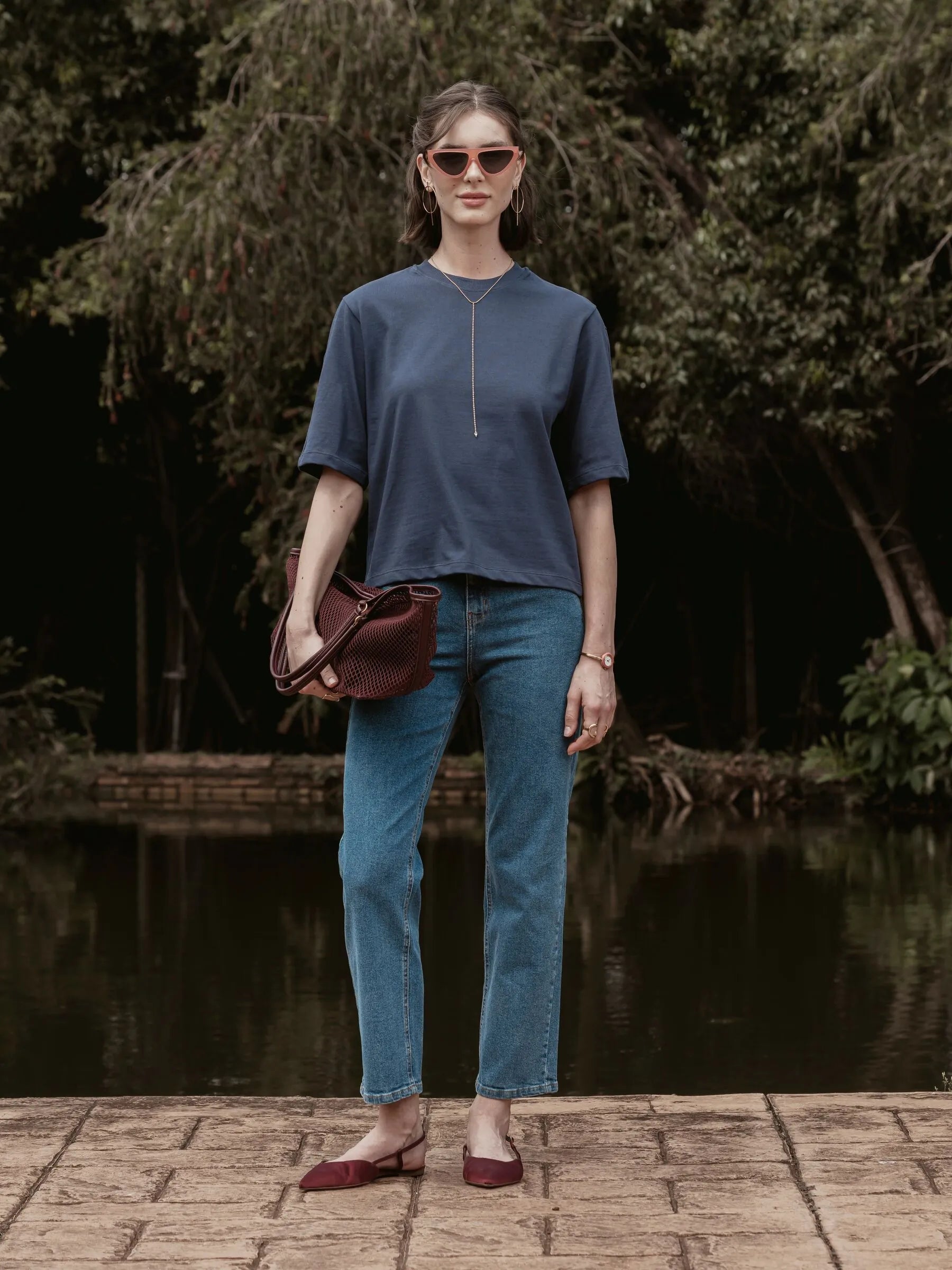 Calça Jeans Reta Araucária Azul Médio Eco Denim™. Compre online moda sustentável e atemporal na Minimadeia, marca slow fashion de roupas femininas. Foto produto SET26 01