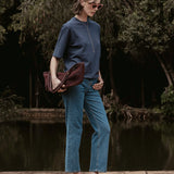 Calça Jeans Reta Araucária Azul Médio Eco Denim™. Compre online moda sustentável e atemporal na Minimadeia, marca slow fashion de roupas femininas. Foto produto SET26 02
