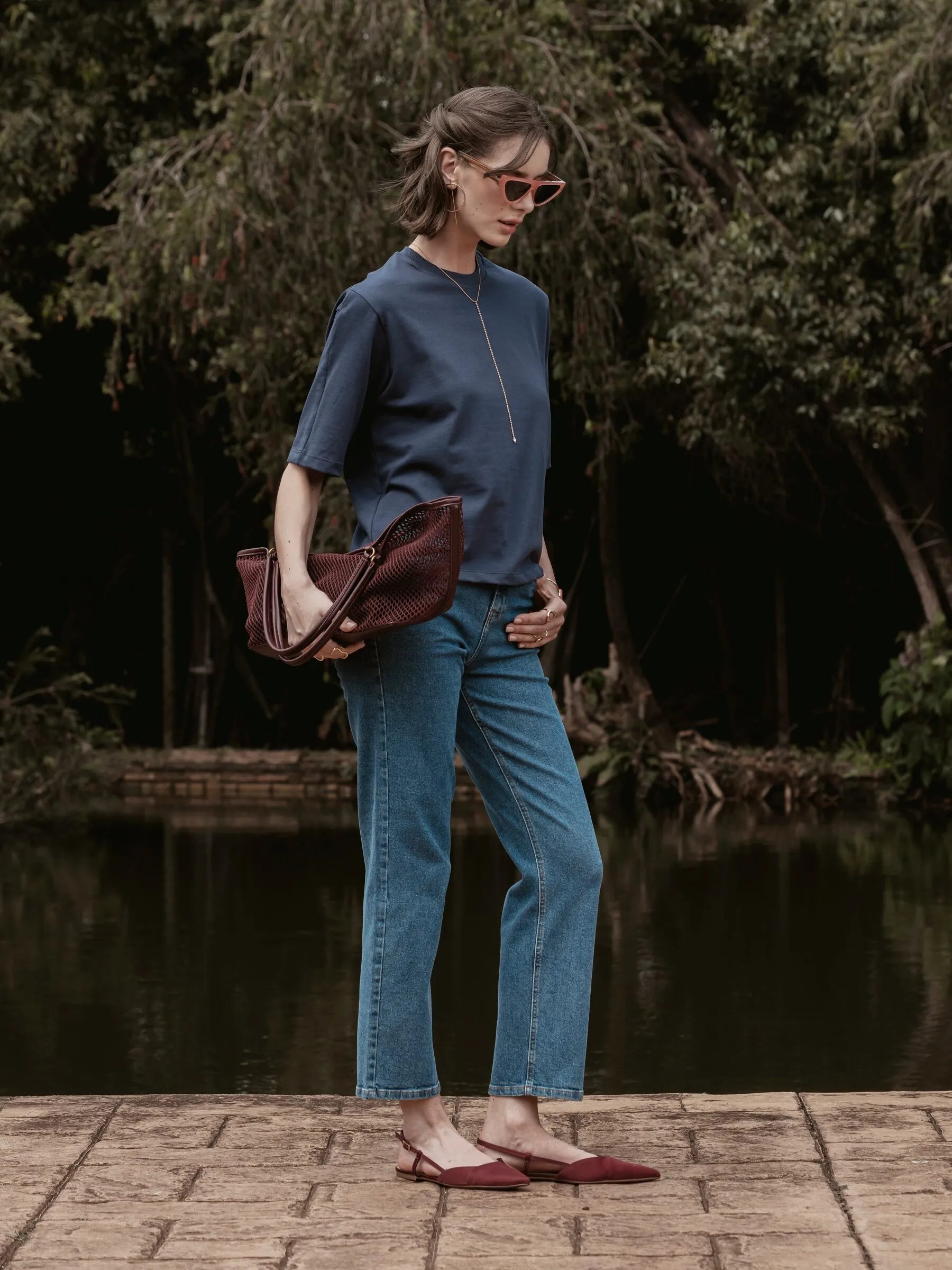 Calça Jeans Reta Araucária Azul Médio Eco Denim™. Compre online moda sustentável e atemporal na Minimadeia, marca slow fashion de roupas femininas. Foto produto SET26 02