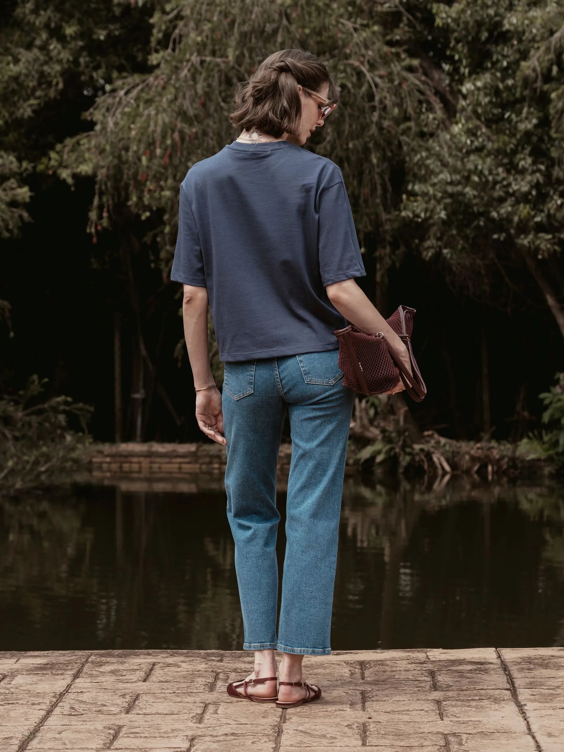 Calça Jeans Reta Araucária Azul Médio Eco Denim™. Compre online moda sustentável e atemporal na Minimadeia, marca slow fashion de roupas femininas. Foto produto SET26 03