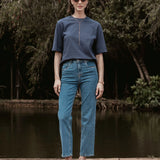 Calça Jeans Reta Araucária Azul Médio Eco Denim™. Compre online moda sustentável e atemporal na Minimadeia, marca slow fashion de roupas femininas. Foto produto SET26 04