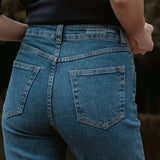 Calça Jeans Reta Araucária Azul Médio Eco Denim™. Compre online moda sustentável e atemporal na Minimadeia, marca slow fashion de roupas femininas. Foto produto SET26 06