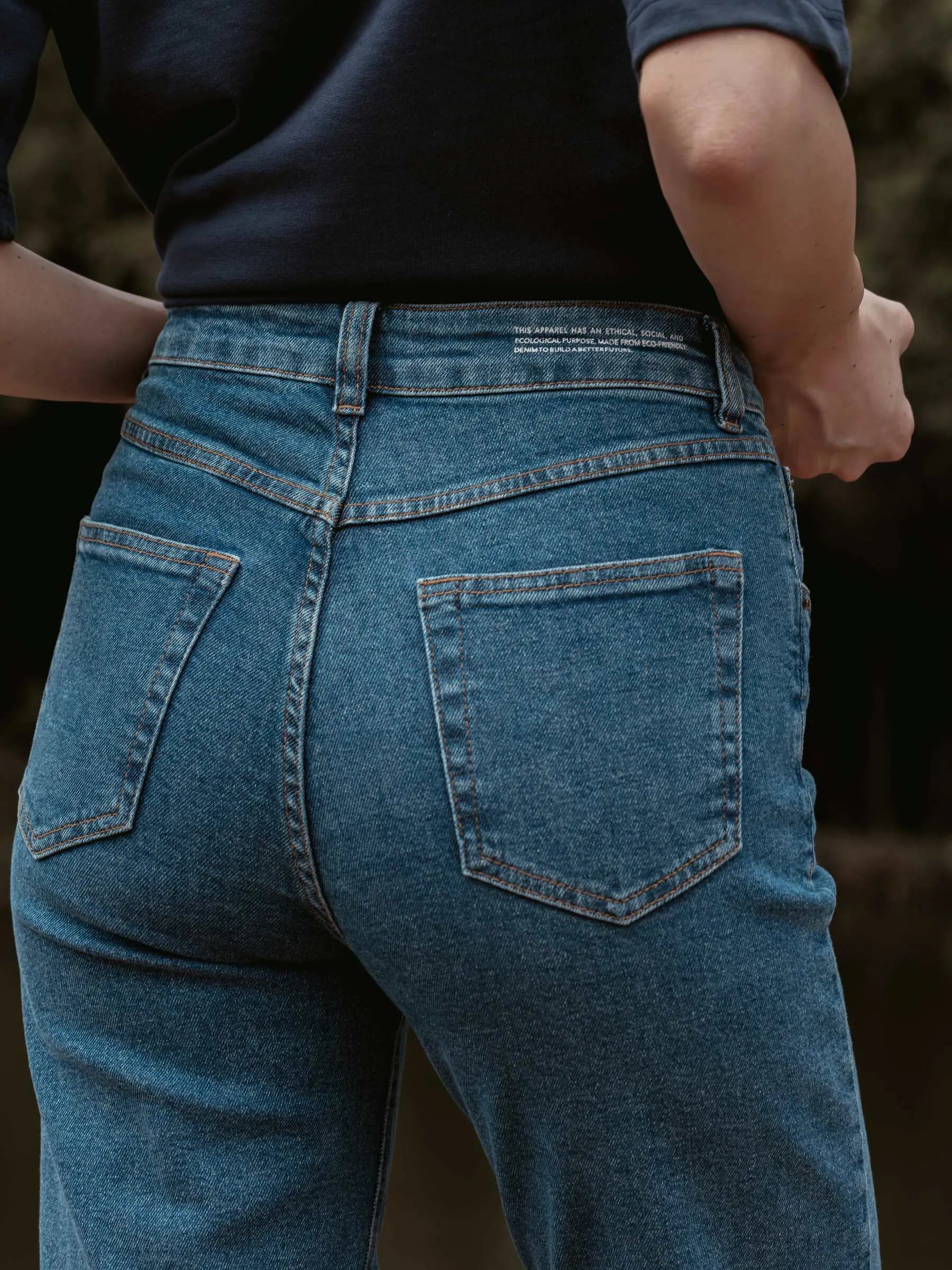 Calça Jeans Reta Araucária Azul Médio Eco Denim™. Compre online moda sustentável e atemporal na Minimadeia, marca slow fashion de roupas femininas. Foto produto SET26 06