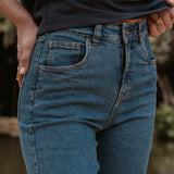 Calça Jeans Reta Araucária Azul Médio Eco Denim™. Compre online moda sustentável e atemporal na Minimadeia, marca slow fashion de roupas femininas. Foto produto SET26 07