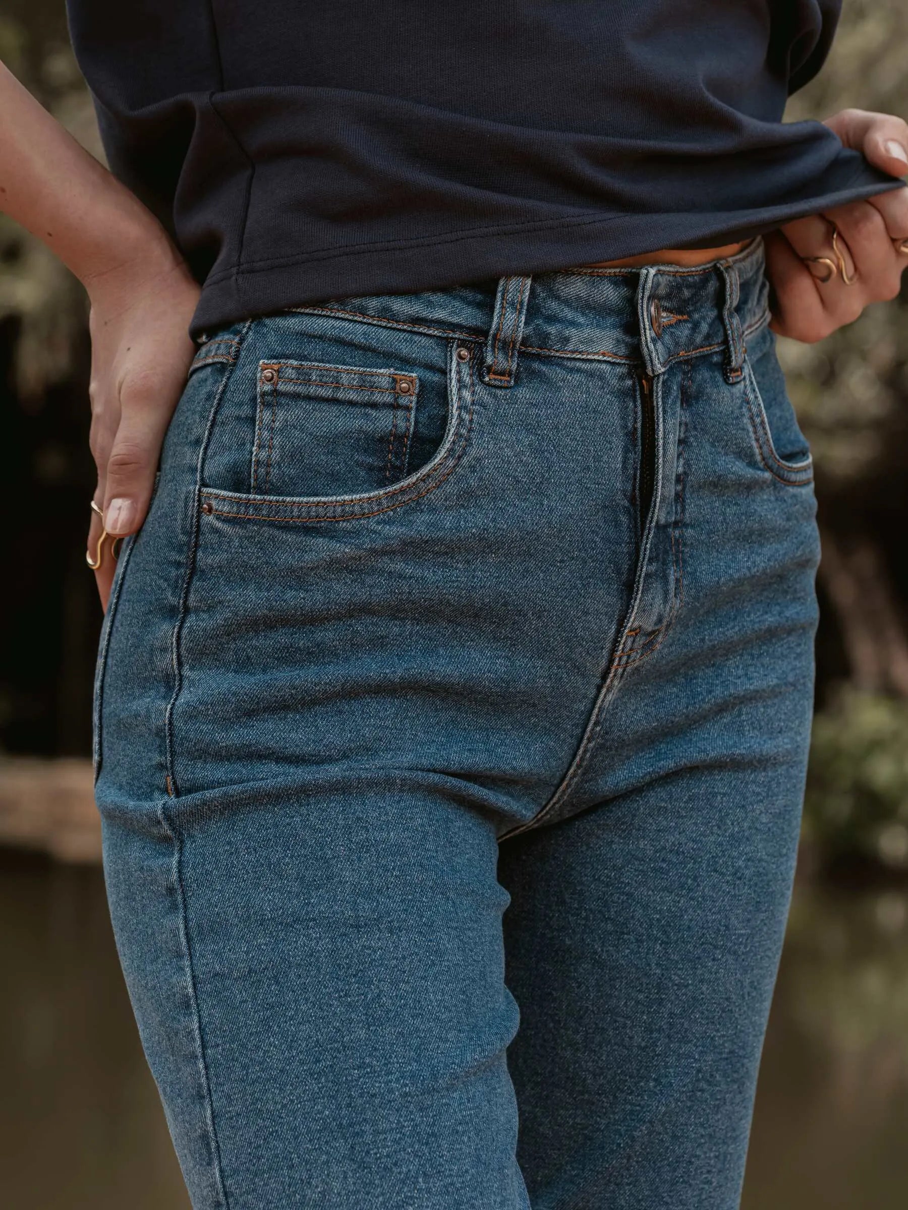 Calça Jeans Reta Araucária Azul Médio Eco Denim™. Compre online moda sustentável e atemporal na Minimadeia, marca slow fashion de roupas femininas. Foto produto SET26 07