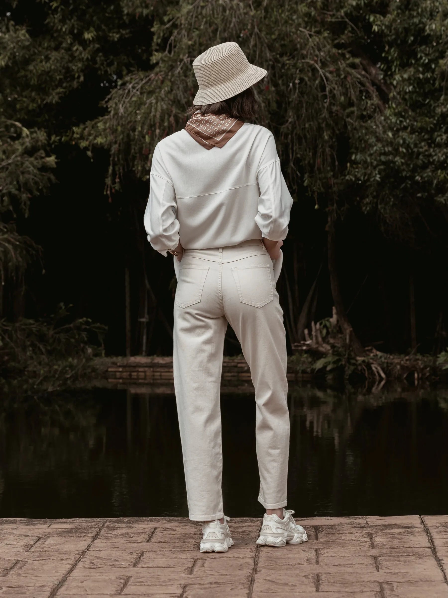 Calça Jeans Reta Araucária Bege Natural Eco Denim™. Compre online moda sustentável e atemporal na Minimadeia, marca slow fashion de roupas femininas. Foto produto SET26 04