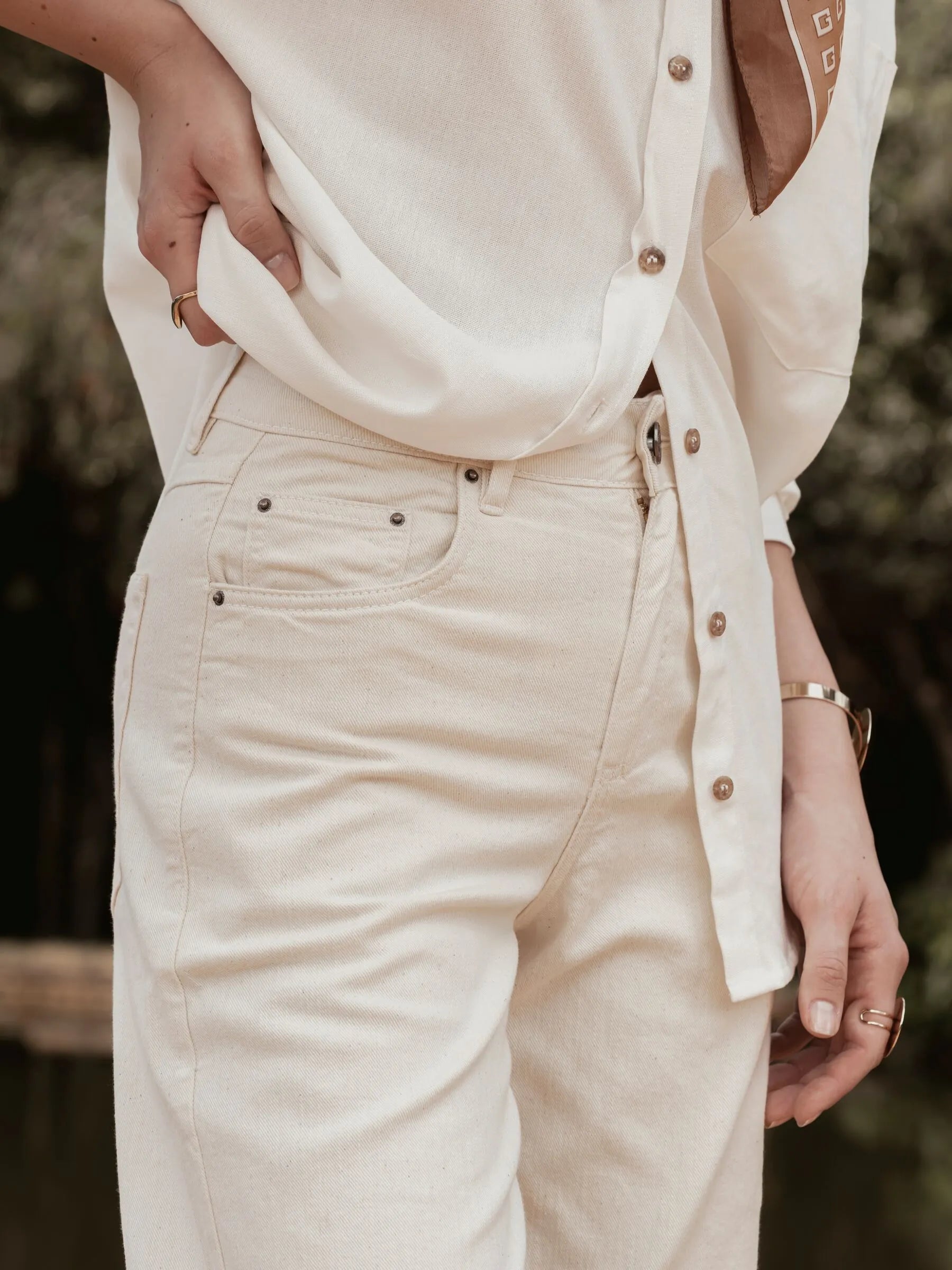 Calça Jeans Reta Araucária Bege Natural Eco Denim™. Compre online moda sustentável e atemporal na Minimadeia, marca slow fashion de roupas femininas. Foto produto SET26 06