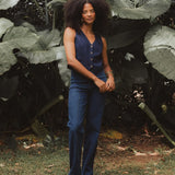 Calça Jeans Reta Mandacaru Azul Escuro Eco Denim™. Compre online moda sustentável e atemporal na Minimadeia, marca slow fashion de roupas femininas. Foto produto DEZ25 01