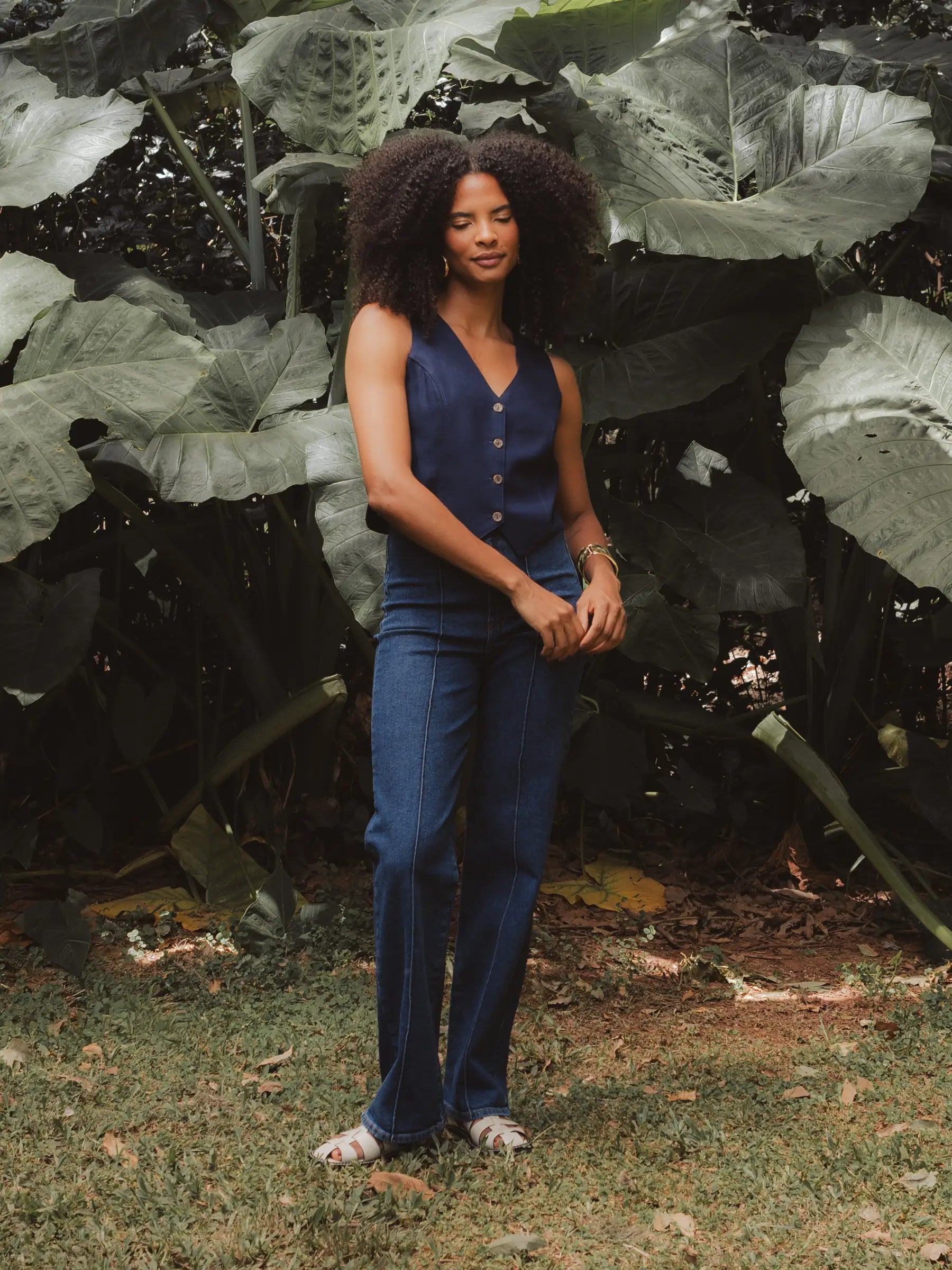 Calça Jeans Reta Mandacaru Azul Escuro Eco Denim™. Compre online moda sustentável e atemporal na Minimadeia, marca slow fashion de roupas femininas. Foto produto DEZ25 01