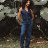 Calça Jeans Reta Mandacaru Azul Escuro Eco Denim™. Compre online moda sustentável e atemporal na Minimadeia, marca slow fashion de roupas femininas. Foto produto DEZ25 02