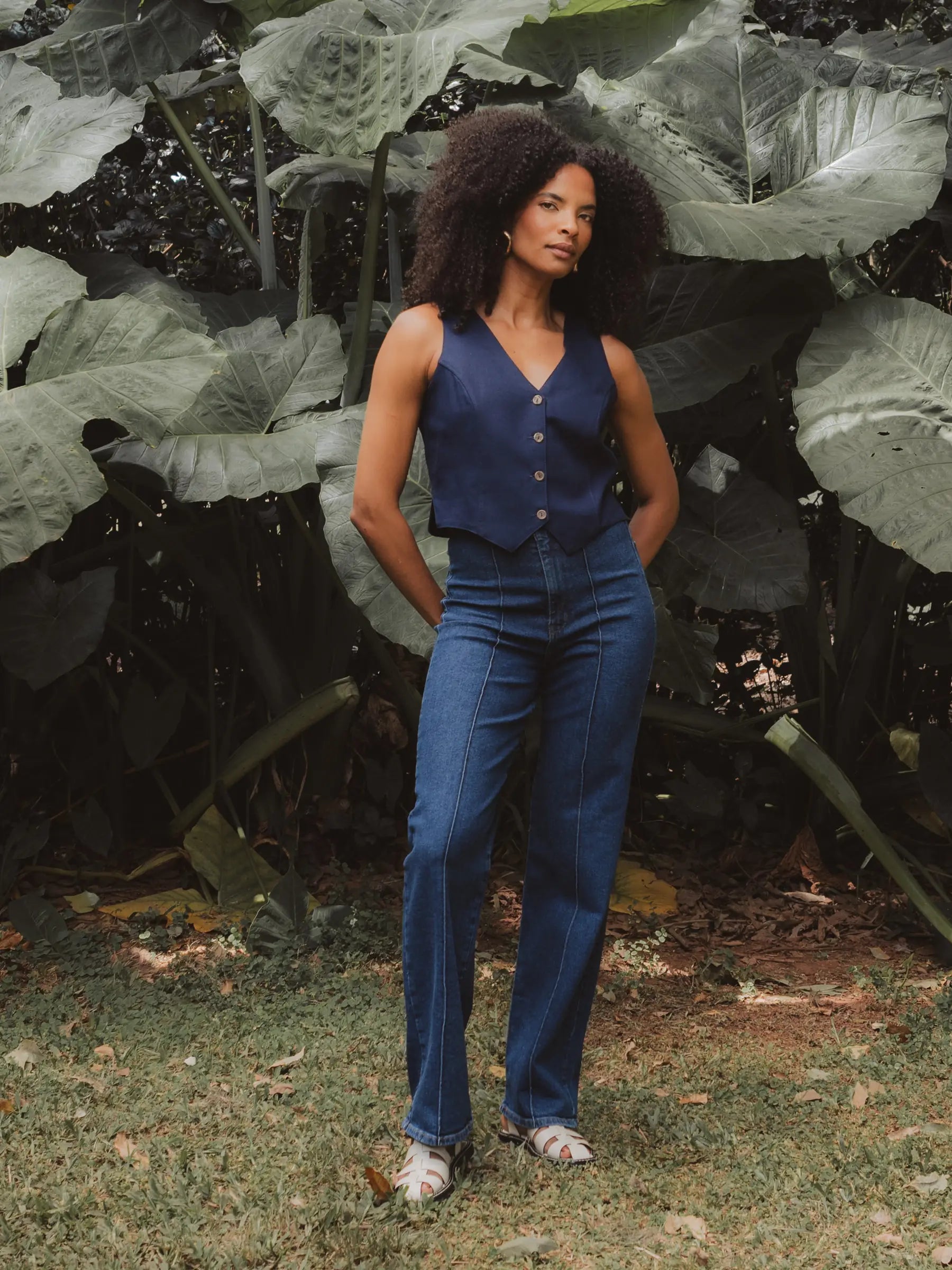 Calça Jeans Reta Mandacaru Azul Escuro Eco Denim™. Compre online moda sustentável e atemporal na Minimadeia, marca slow fashion de roupas femininas. Foto produto DEZ25 02