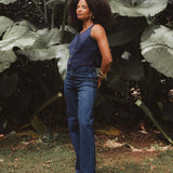 Calça Jeans Reta Mandacaru Azul Escuro Eco Denim™. Compre online moda sustentável e atemporal na Minimadeia, marca slow fashion de roupas femininas. Foto produto DEZ25 03