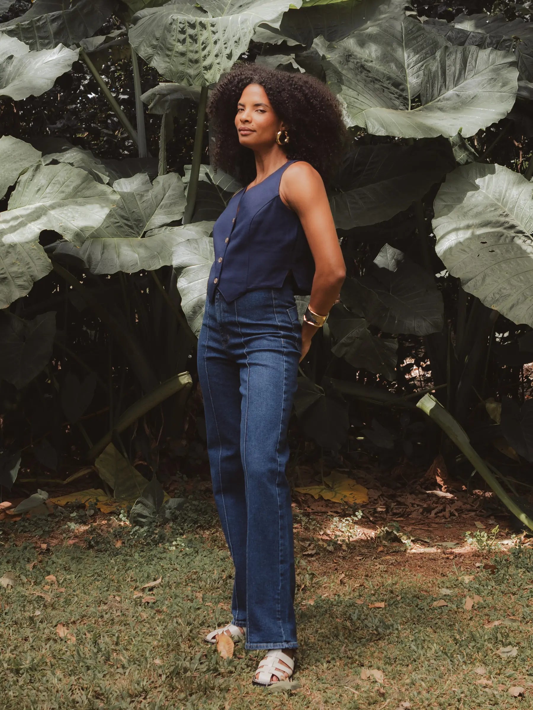 Calça Jeans Reta Mandacaru Azul Escuro Eco Denim™. Compre online moda sustentável e atemporal na Minimadeia, marca slow fashion de roupas femininas. Foto produto DEZ25 03