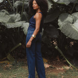 Calça Jeans Reta Mandacaru Azul Escuro Eco Denim™. Compre online moda sustentável e atemporal na Minimadeia, marca slow fashion de roupas femininas. Foto produto DEZ25 04