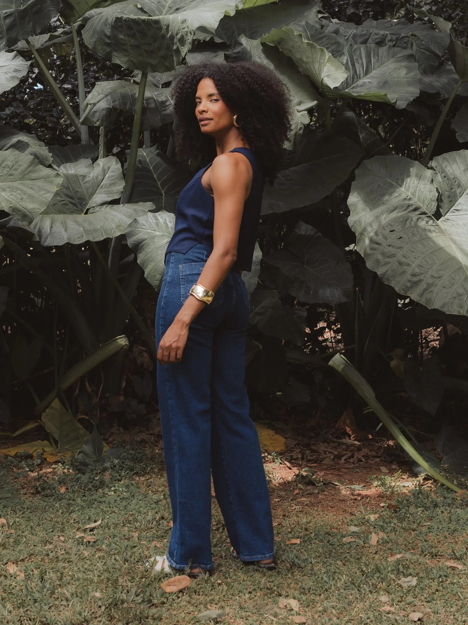 Calça Jeans Reta Mandacaru Azul Escuro Eco Denim™. Compre online moda sustentável e atemporal na Minimadeia, marca slow fashion de roupas femininas. Foto produto DEZ25 04