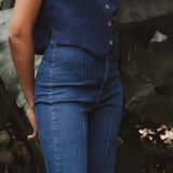 Calça Jeans Reta Mandacaru Azul Escuro Eco Denim™. Compre online moda sustentável e atemporal na Minimadeia, marca slow fashion de roupas femininas. Foto produto DEZ25 05