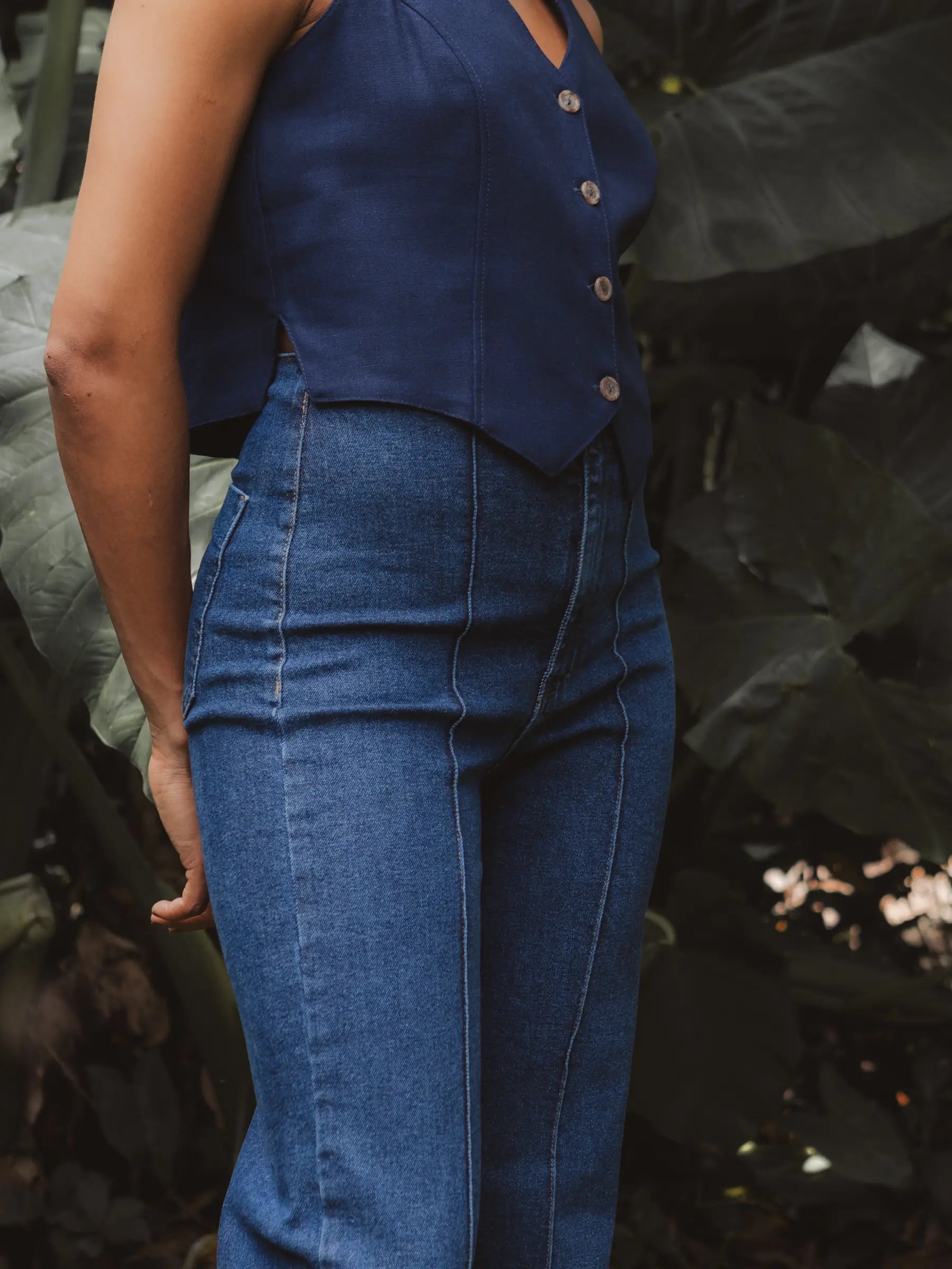 Calça Jeans Reta Mandacaru Azul Escuro Eco Denim™. Compre online moda sustentável e atemporal na Minimadeia, marca slow fashion de roupas femininas. Foto produto DEZ25 05