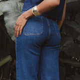 Calça Jeans Reta Mandacaru Azul Escuro Eco Denim™. Compre online moda sustentável e atemporal na Minimadeia, marca slow fashion de roupas femininas. Foto produto DEZ25 06