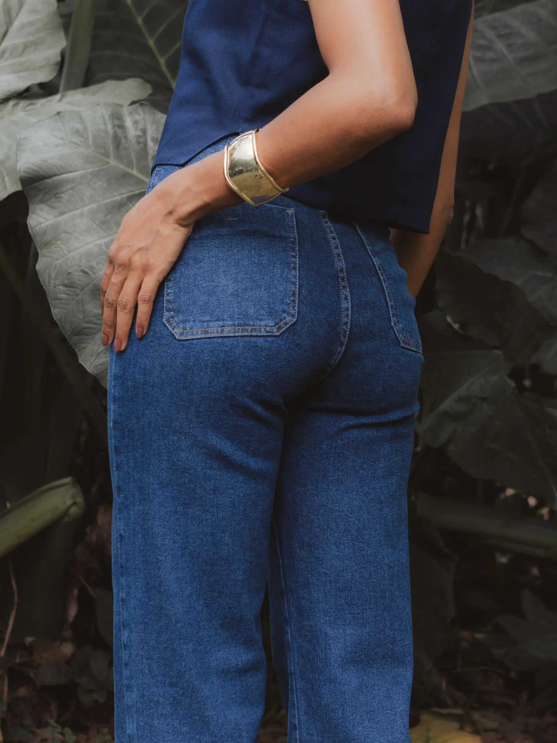 Calça Jeans Reta Mandacaru Azul Escuro Eco Denim™. Compre online moda sustentável e atemporal na Minimadeia, marca slow fashion de roupas femininas. Foto produto DEZ25 06
