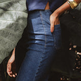 Calça Jeans Reta Mandacaru Azul Escuro Eco Denim™. Compre online moda sustentável e atemporal na Minimadeia, marca slow fashion de roupas femininas. Foto produto DEZ25 07