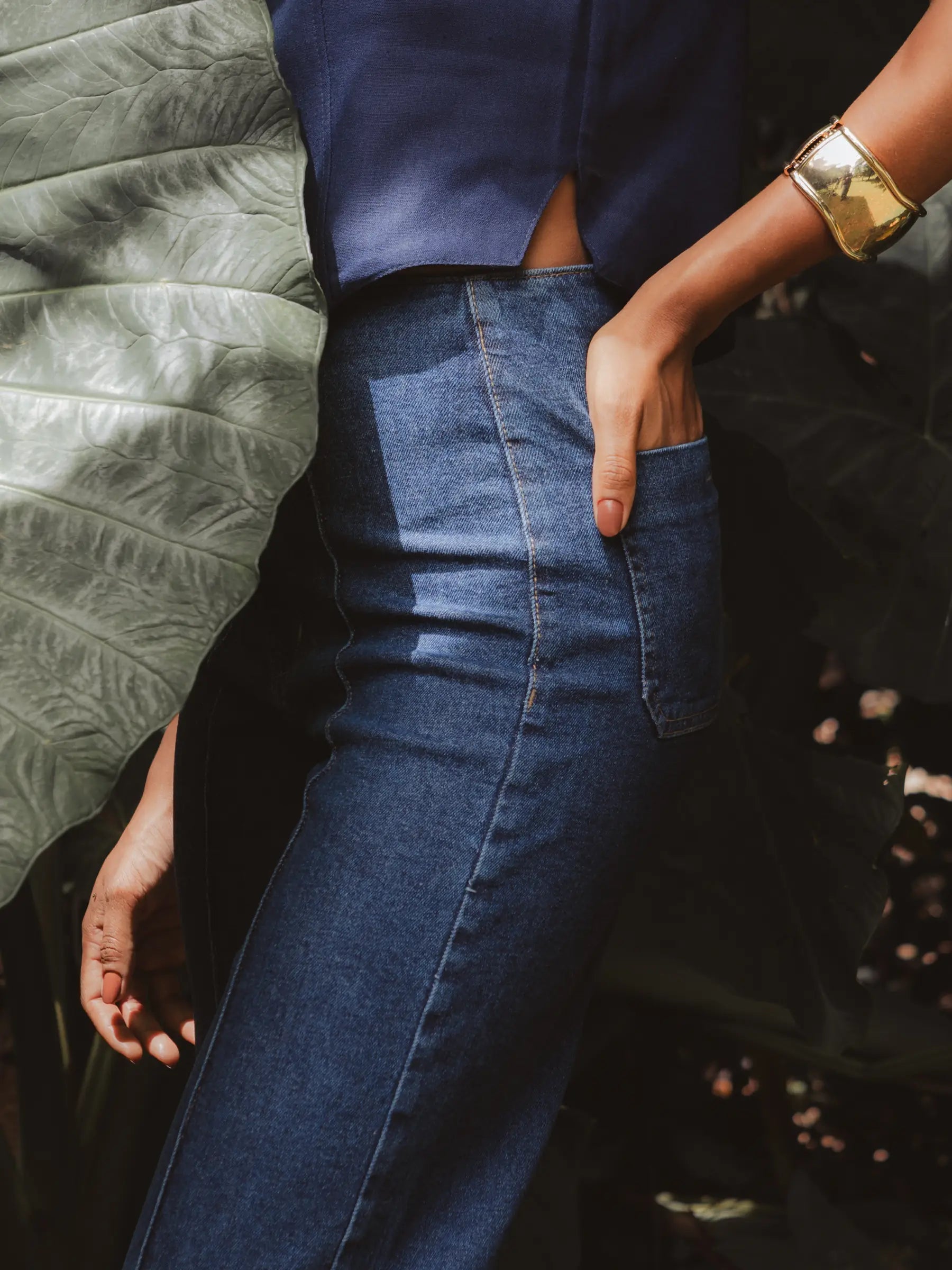 Calça Jeans Reta Mandacaru Azul Escuro Eco Denim™. Compre online moda sustentável e atemporal na Minimadeia, marca slow fashion de roupas femininas. Foto produto DEZ25 07