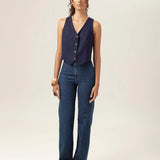 Calça Jeans Reta Mandacaru Azul Escuro Eco Denim™. Compre online moda sustentável e atemporal na Minimadeia, marca slow fashion de roupas femininas. Foto produto MAR26 01