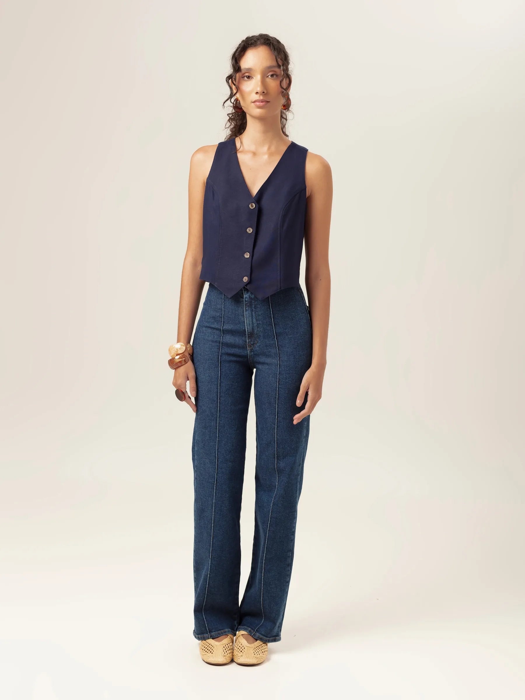 Calça Jeans Reta Mandacaru Azul Escuro Eco Denim™. Compre online moda sustentável e atemporal na Minimadeia, marca slow fashion de roupas femininas. Foto produto MAR26 01