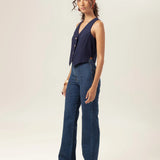 Calça Jeans Reta Mandacaru Azul Escuro Eco Denim™. Compre online moda sustentável e atemporal na Minimadeia, marca slow fashion de roupas femininas. Foto produto MAR26 02