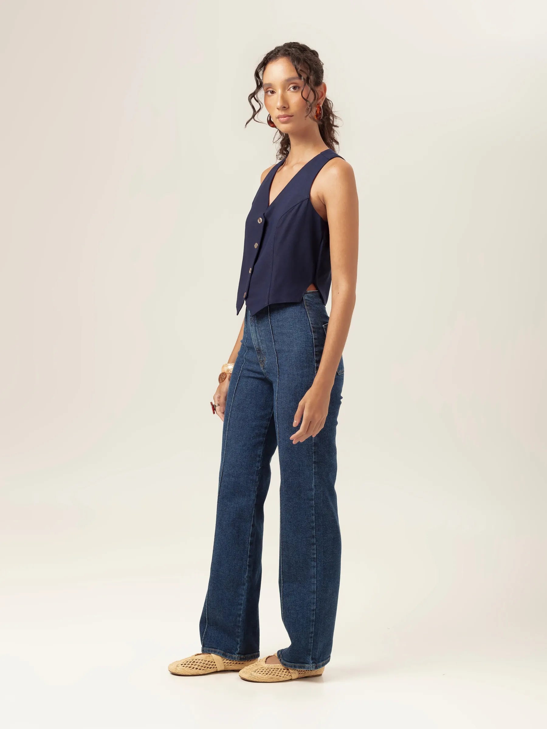 Calça Jeans Reta Mandacaru Azul Escuro Eco Denim™. Compre online moda sustentável e atemporal na Minimadeia, marca slow fashion de roupas femininas. Foto produto MAR26 02