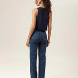 Calça Jeans Reta Mandacaru Azul Escuro Eco Denim™. Compre online moda sustentável e atemporal na Minimadeia, marca slow fashion de roupas femininas. Foto produto MAR26 03