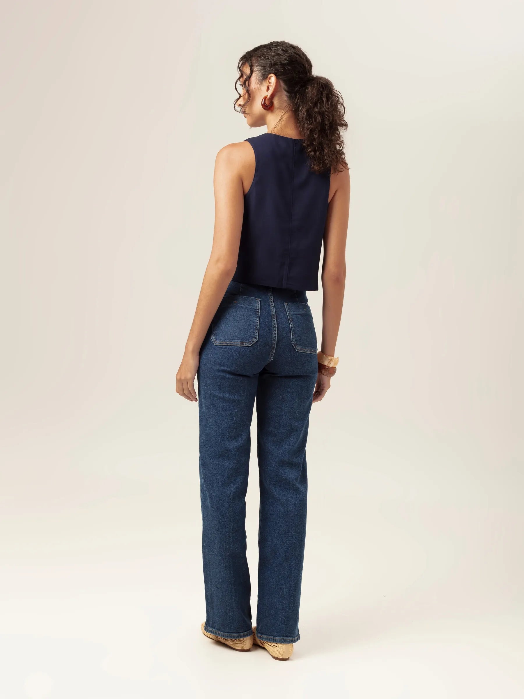 Calça Jeans Reta Mandacaru Azul Escuro Eco Denim™. Compre online moda sustentável e atemporal na Minimadeia, marca slow fashion de roupas femininas. Foto produto MAR26 03