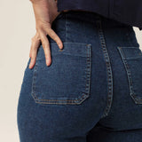 Calça Jeans Reta Mandacaru Azul Escuro Eco Denim™. Compre online moda sustentável e atemporal na Minimadeia, marca slow fashion de roupas femininas. Foto produto MAR26 04