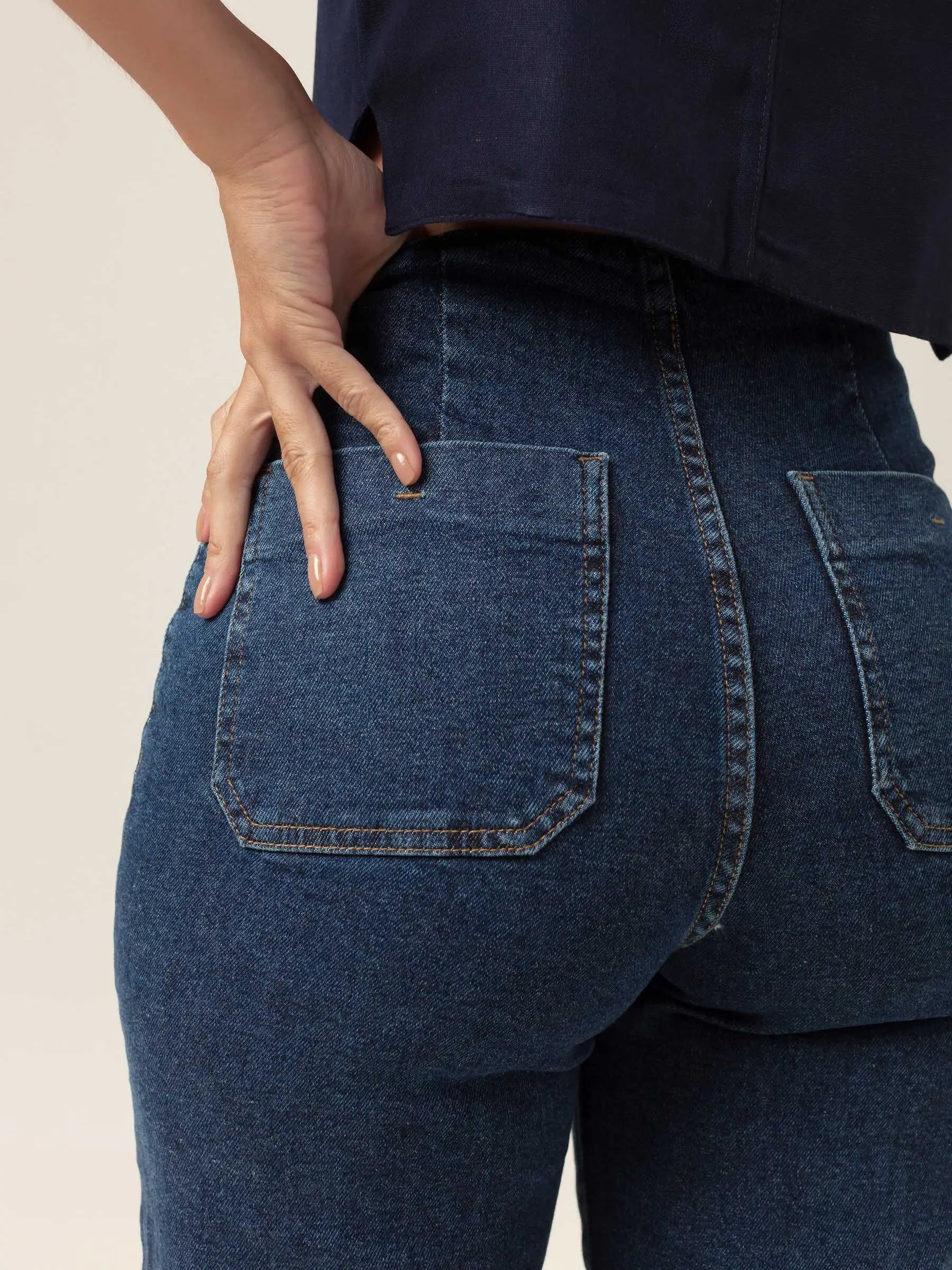 Calça Jeans Reta Mandacaru Azul Escuro Eco Denim™. Compre online moda sustentável e atemporal na Minimadeia, marca slow fashion de roupas femininas. Foto produto MAR26 04