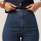Calça Jeans Reta Mandacaru Azul Escuro Eco Denim™. Compre online moda sustentável e atemporal na Minimadeia, marca slow fashion de roupas femininas. Foto produto MAR26 05