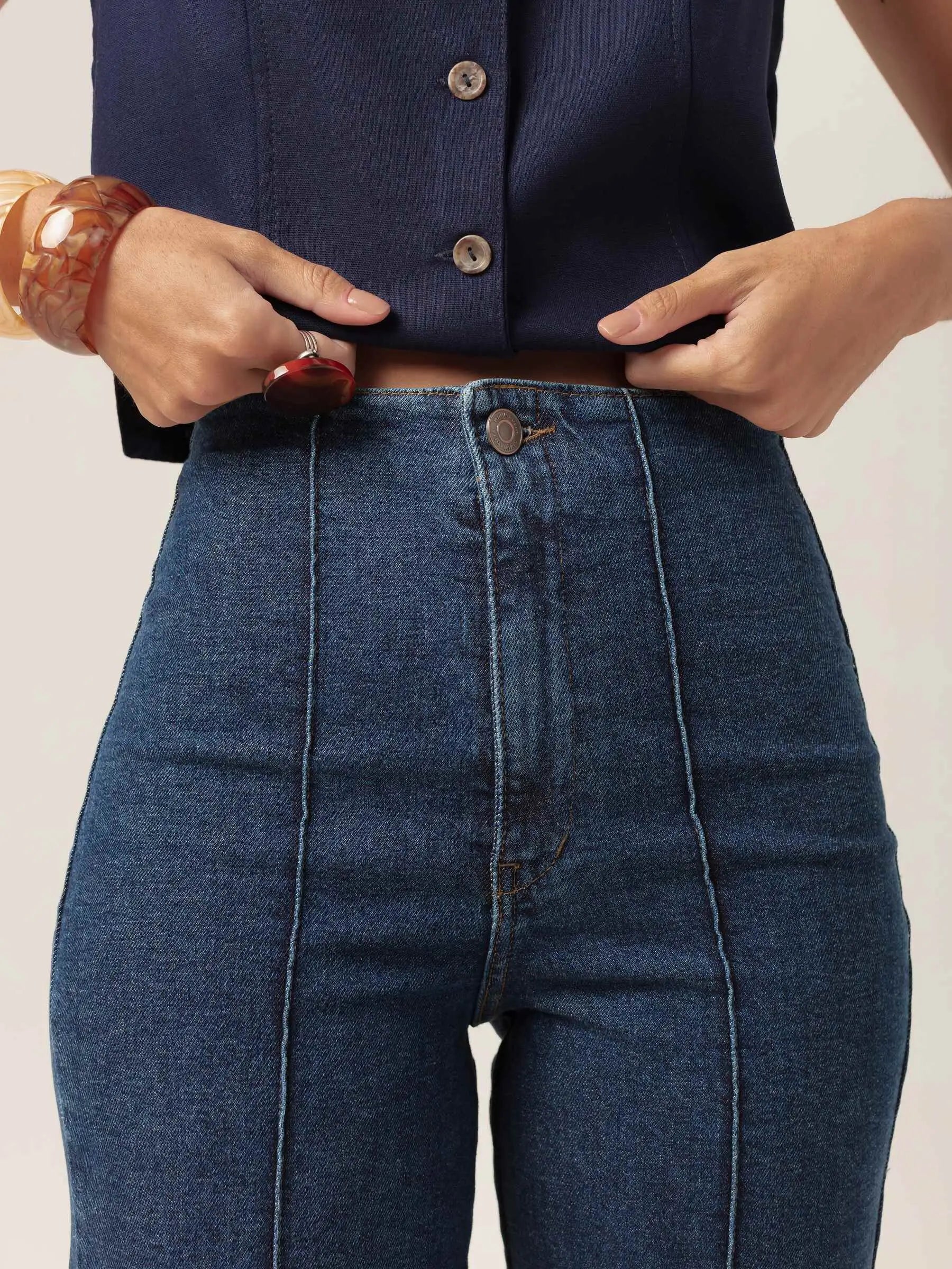 Calça Jeans Reta Mandacaru Azul Escuro Eco Denim™. Compre online moda sustentável e atemporal na Minimadeia, marca slow fashion de roupas femininas. Foto produto MAR26 05