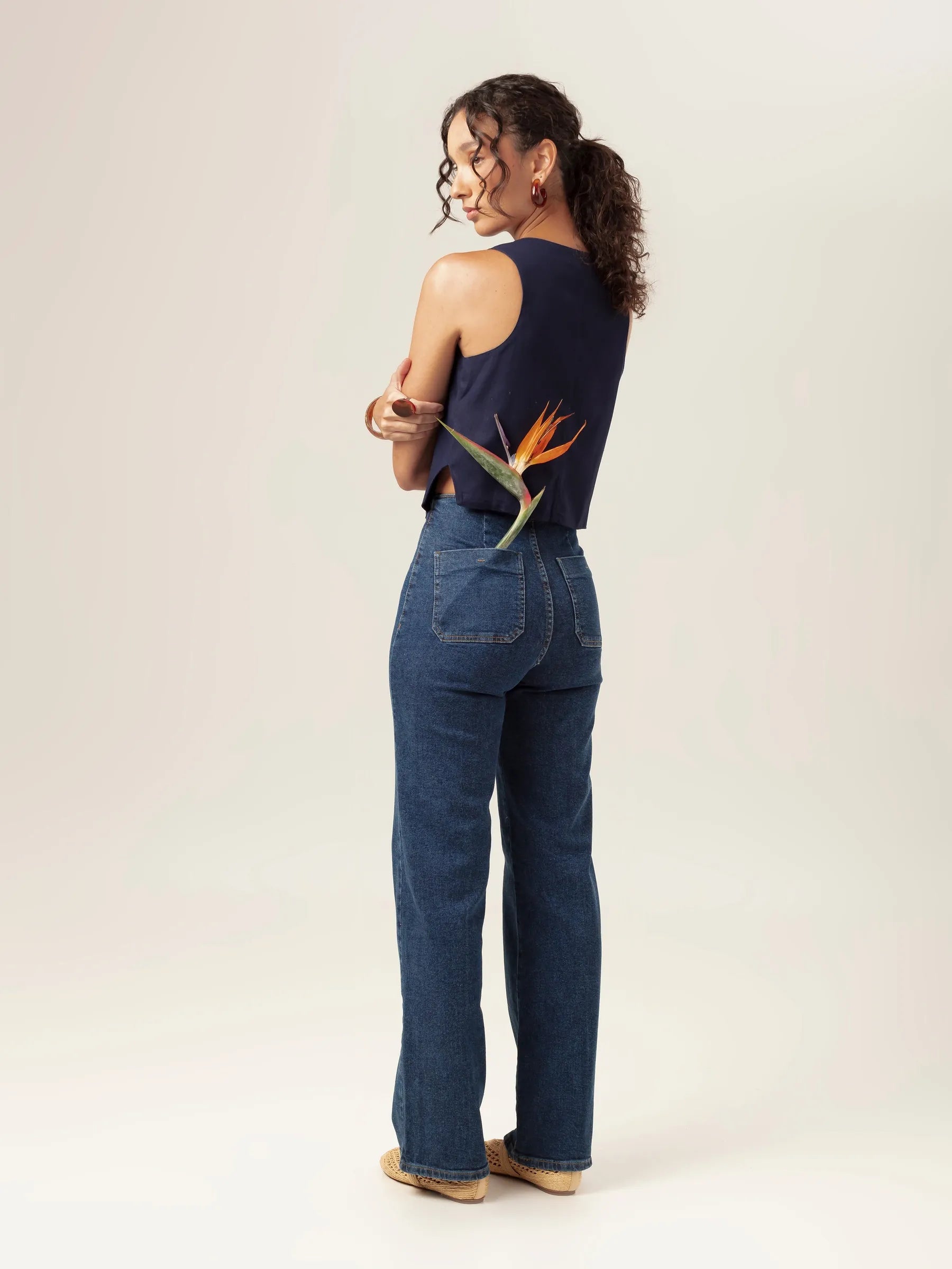 Calça Jeans Reta Mandacaru Azul Escuro Eco Denim™. Compre online moda sustentável e atemporal na Minimadeia, marca slow fashion de roupas femininas. Foto produto MAR26 06