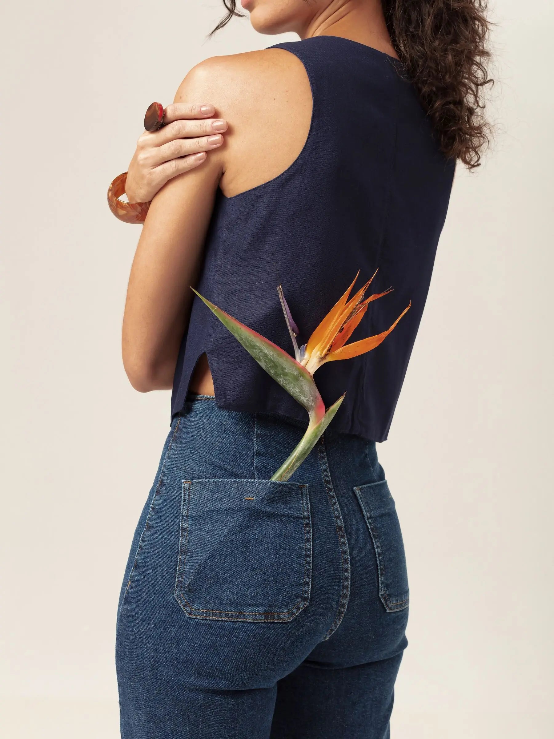 Calça Jeans Reta Mandacaru Azul Escuro Eco Denim™. Compre online moda sustentável e atemporal na Minimadeia, marca slow fashion de roupas femininas. Foto produto MAR26 07