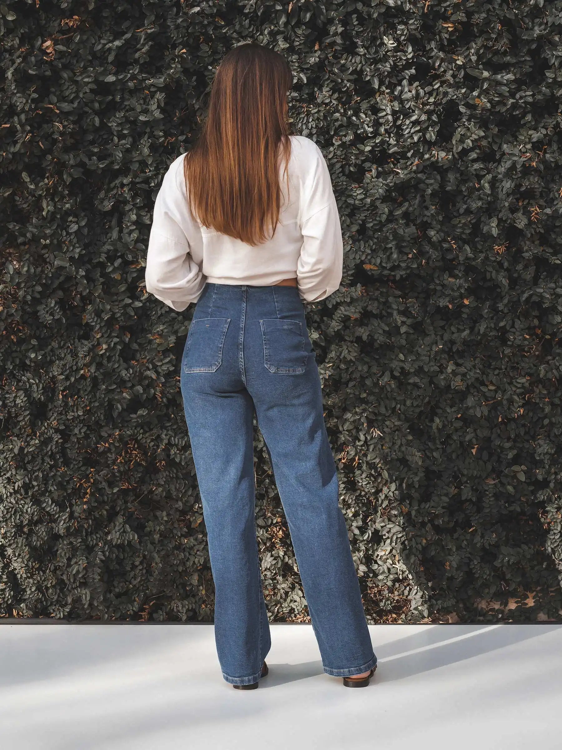 Calça Jeans Reta Mandacaru Azul Médio Eco Denim™. Compre online moda sustentável e atemporal na Minimadeia, marca slow fashion de roupas femininas. Foto produto JUN25 07
