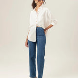 Calça Jeans Reta Mandacaru Azul Médio Eco Denim™. Compre online moda sustentável e atemporal na Minimadeia, marca slow fashion de roupas femininas. Foto produto MAR26 01