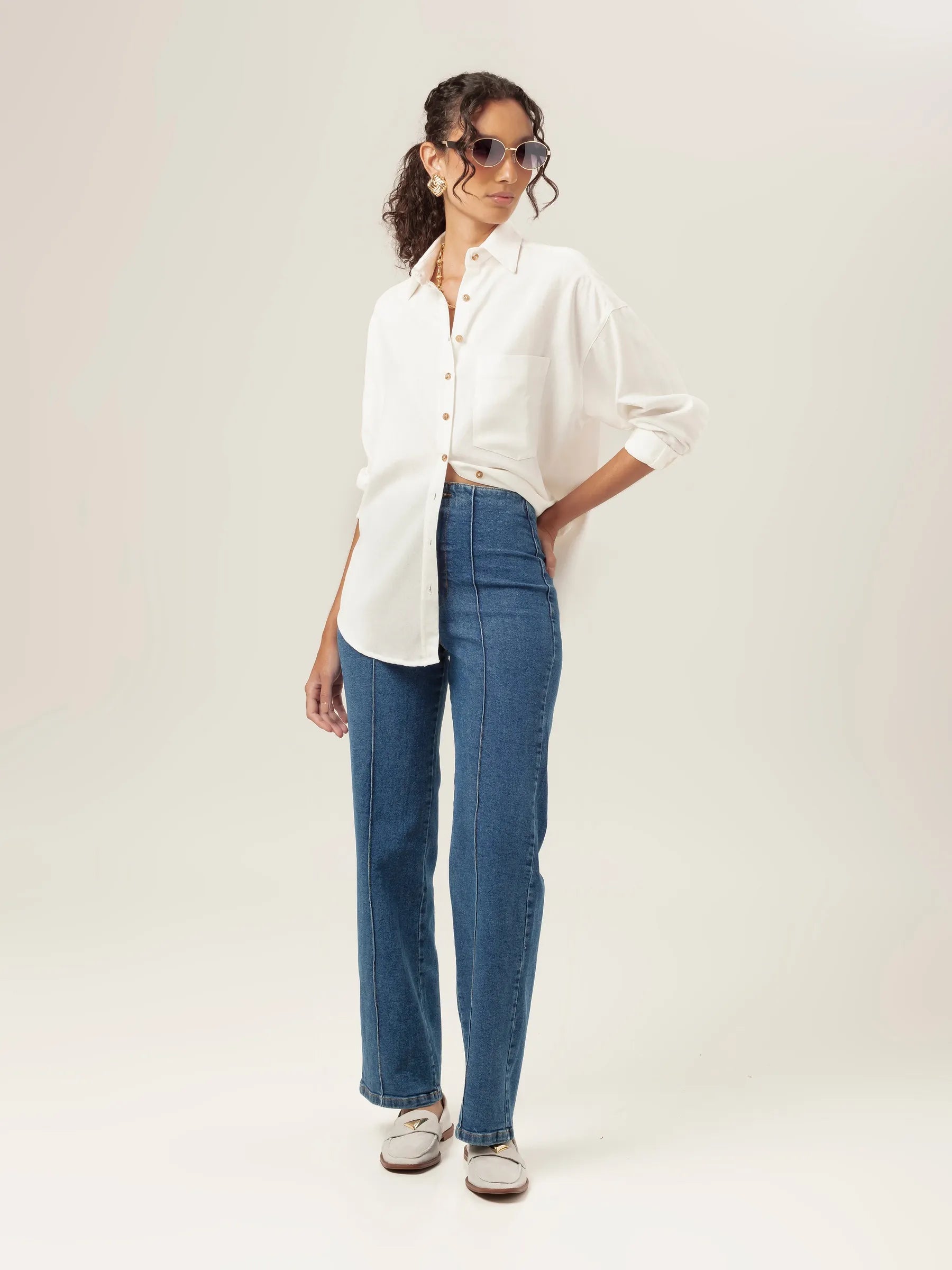Calça Jeans Reta Mandacaru Azul Médio Eco Denim™. Compre online moda sustentável e atemporal na Minimadeia, marca slow fashion de roupas femininas. Foto produto MAR26 01
