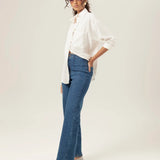 Calça Jeans Reta Mandacaru Azul Médio Eco Denim™. Compre online moda sustentável e atemporal na Minimadeia, marca slow fashion de roupas femininas. Foto produto MAR26 02