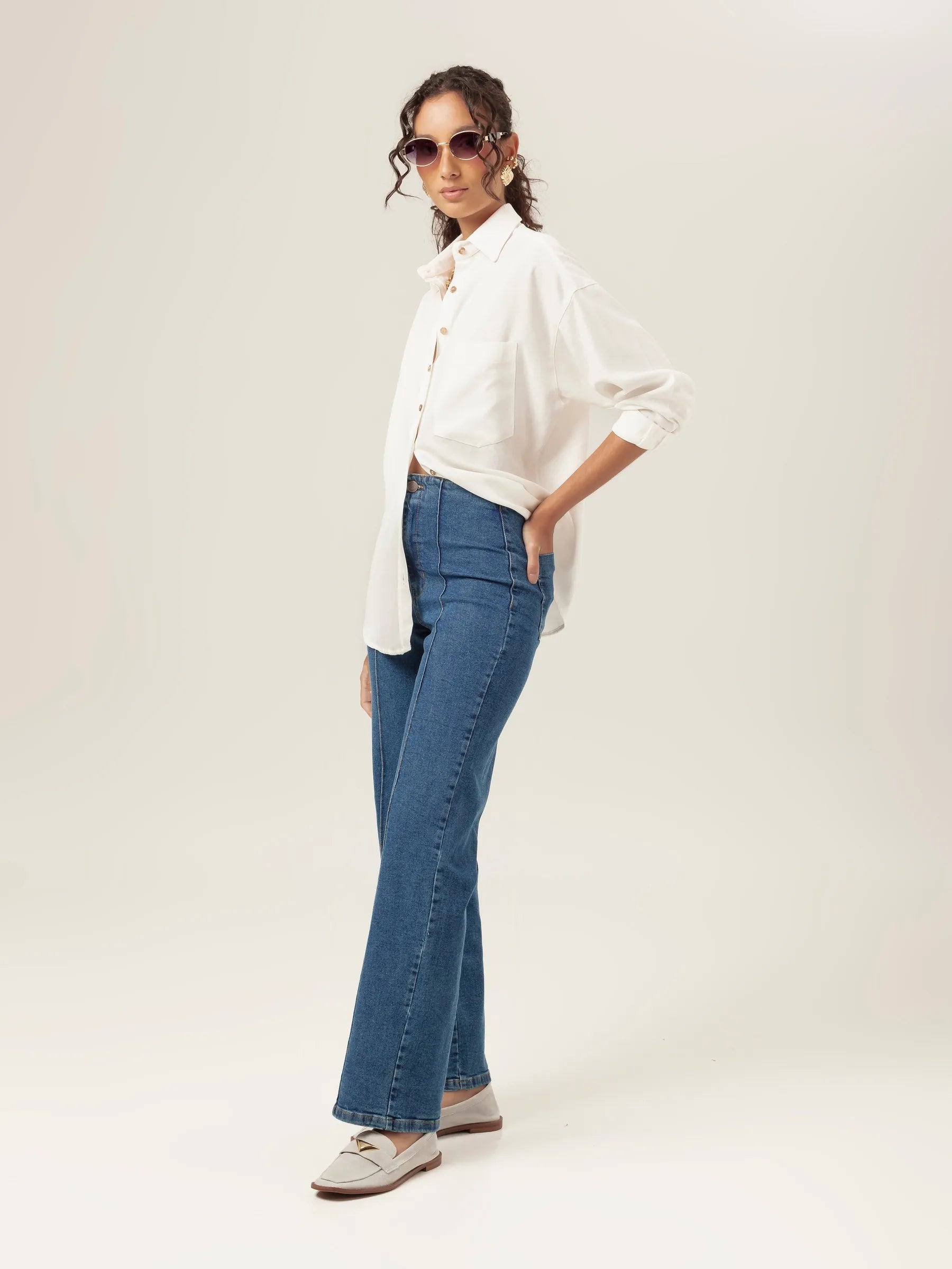 Calça Jeans Reta Mandacaru Azul Médio Eco Denim™. Compre online moda sustentável e atemporal na Minimadeia, marca slow fashion de roupas femininas. Foto produto MAR26 02