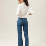 Calça Jeans Reta Mandacaru Azul Médio Eco Denim™. Compre online moda sustentável e atemporal na Minimadeia, marca slow fashion de roupas femininas. Foto produto MAR26 03